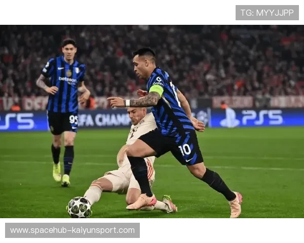 球员在比赛中凭借关键抢断逆转比赛局势，足球比赛时将球员