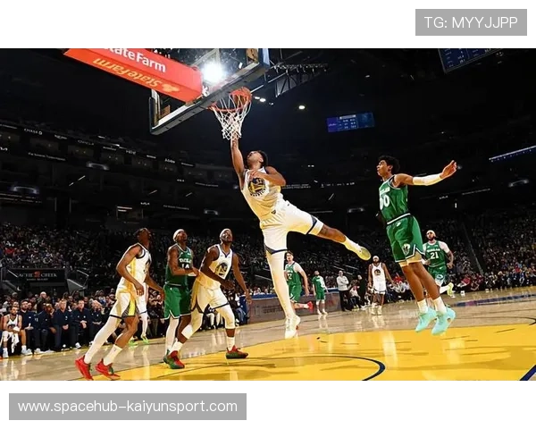 勇士内线卡位到位,篮板保护很干净 勇士内线卡位到位,篮板保护很干净